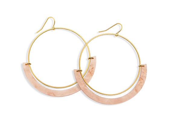 Premier Designs Tahiti earrings in living coral. #necklaces #premierdesigns #jewelry #earrings #livingcolor #springjewelry #springstyles